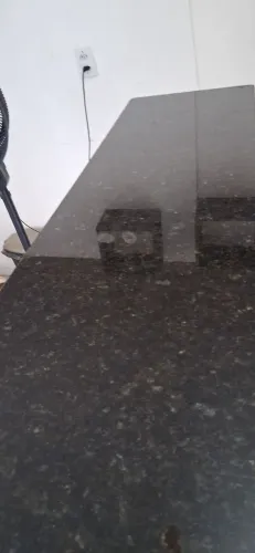 Vendo uma pedra de granito servindo para fazer balcão
