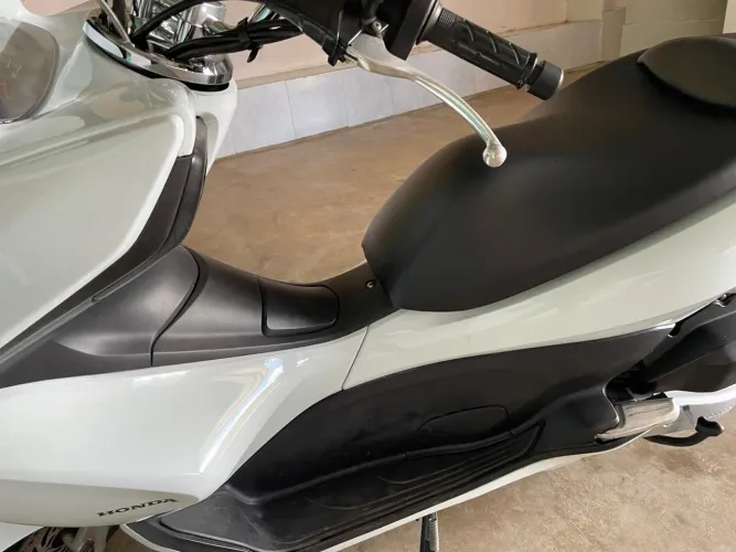 Pcx,Moto bem conservada,sem detalhes ?