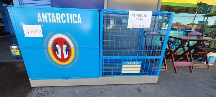 Balcao Expositor de carvão e cerveja