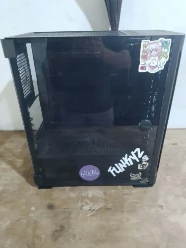 Gabinete Mid Tower Cougar Com Tampa lateral de vidro temperado Com portinha acompanha