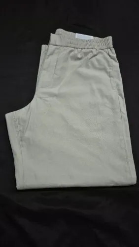 Calça Chino em Sarja