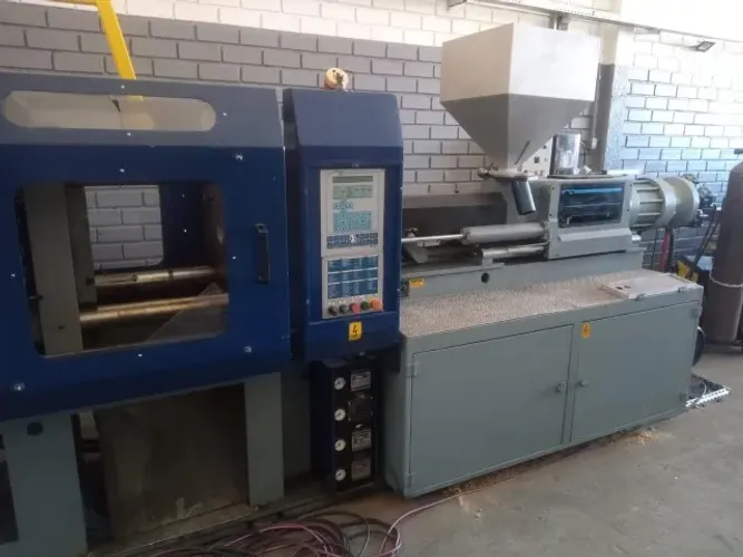 Injetora MG-200 com capacidade de injeção de 400 gramas.
