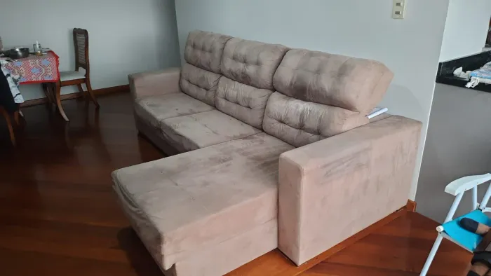 Sofá três lugares com chaise