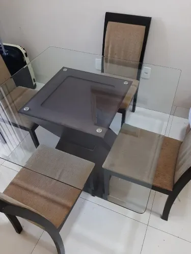 Mesa quadrada 1,20m com 4 cadeiras tampo de vidro