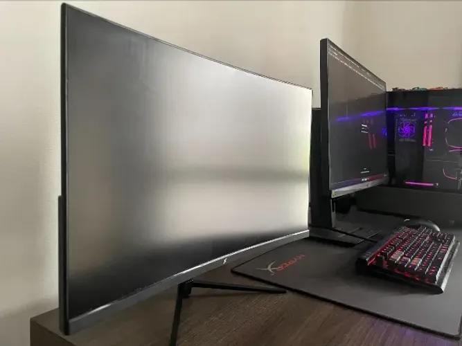Monitor SuperFrame curvo 24" 180Hz