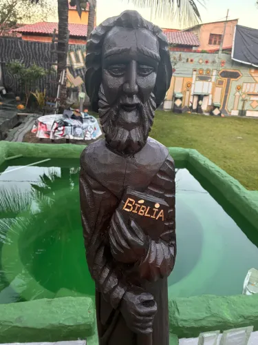 São Francisco esculpido no tronco de madeira maciço, obra de arte antiga 