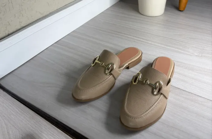 Mule Rasteirinha Nude com detalhes