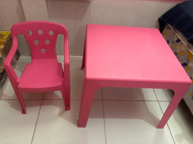 Cadeira e mesa infantil rosa