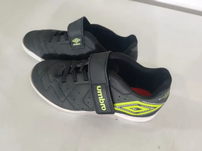 Chuteira futsal umbro 32