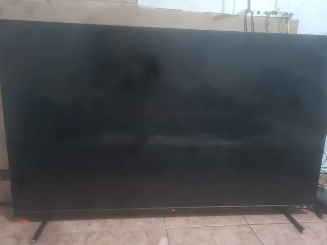 TV Multi 4K 55 pol com caixa em excelente estado.