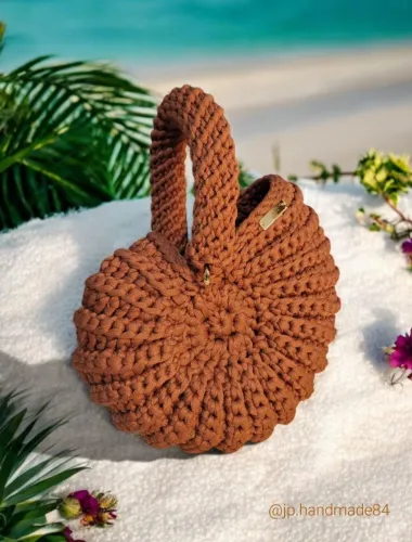 Bolsa de crochê em formato de concha cor terracota/ocre