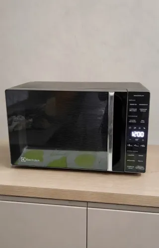 Micro-ondas Electrolux 31 Litros Inox - Bem conservado