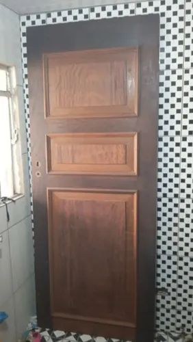 Folha de porta Maciça imbuia medindo 1m por 2.40