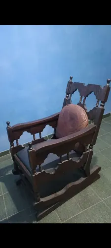Cadeira de balanço, madeira de lei trabalhada com molas