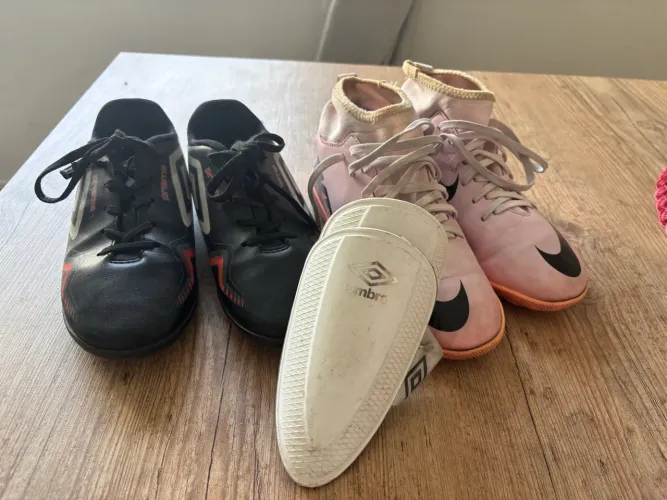 Chuteiras infantil 33/34 Nike e Umbro + caneleira 