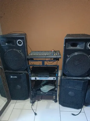 Mesa de som e caixas ,semi novas