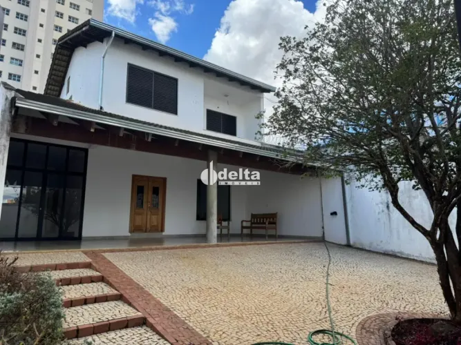 Casa mista com 3 quartos sendo 1 suíte disponível para locação no bairro Osvaldo Rezende e