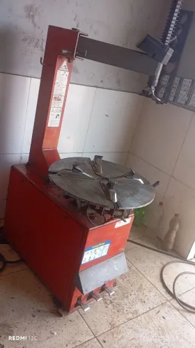 Máquina descoladeira de pneus e compressor