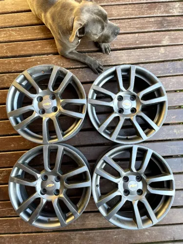 Rodas GM Sonic aro 16" com pneus 205/55 R16
