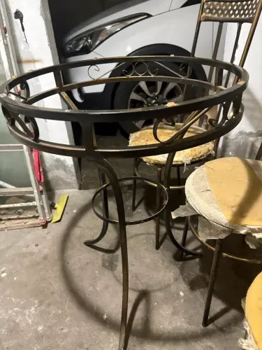 Mesa com três cadeiras 