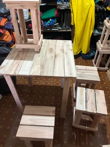 Vendo mesa e banquinho novos de madeira