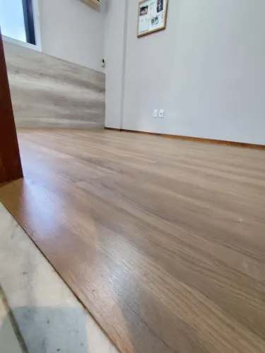 INSTALAÇÃO PROFISSIONAL DE PISO VINÍLICO, RODAPÉ E PAPEL DE PAREDE