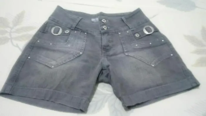 Short jeans cinza escuro