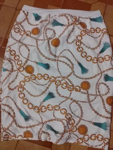Saia com estampas de correntes
