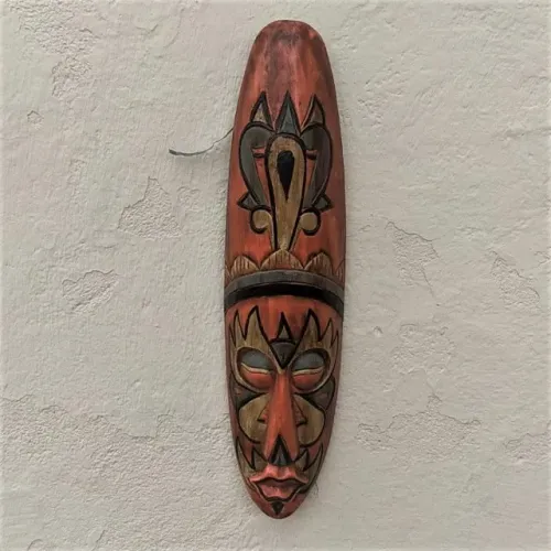 Escultura - Máscara colorida. Não se determinou a origem. Mede aprox. 49,5 cm de altura. 
