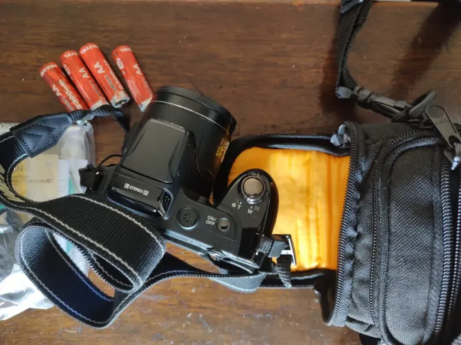 Câmera Digital com Lente Zoom Nikon Coolpix. Não possui cartão de memória.