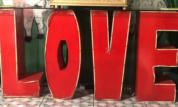 Mesa love de madeira 