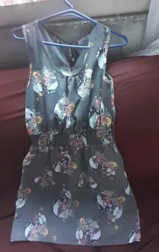 Vestido cinza com estampa de caveiras