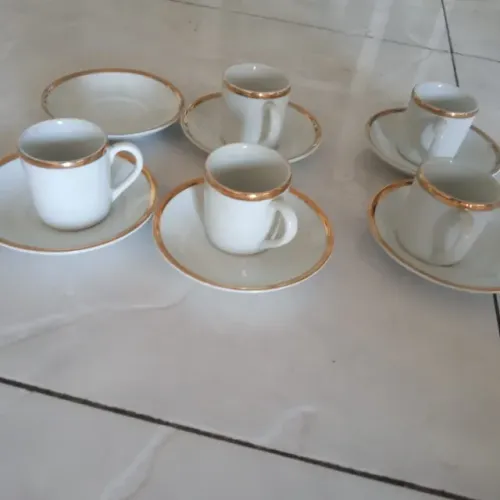 Conjunto raro de xícaras de café em porcelana pintada a ouro