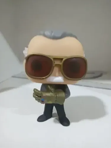 Funko Pop Stan Lee com Manopla do Infinito