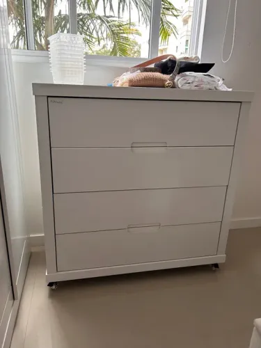 Cômoda com rodinhas nova