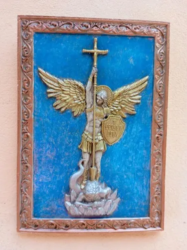Quadro de São Miguel Arcanjo em relevo