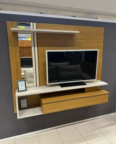 "Painel Treviso com Detalhe Ripado e Espelho: Elegância e Estilo para sua TV de até 55?"