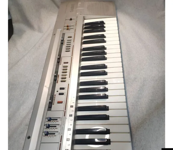 teclado antigo Casio casiotone ct-310. liga mas não sai som.