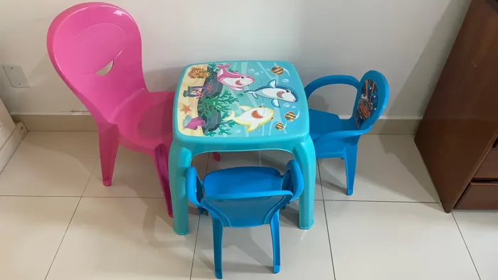 Mesa e cadeiras infantis 