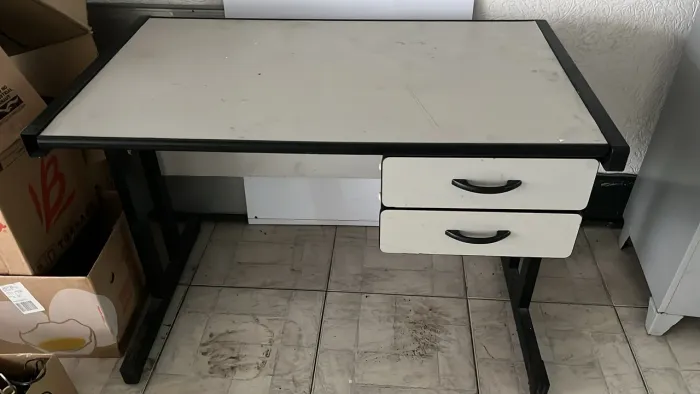 Escrivaninha com 2 gavetas