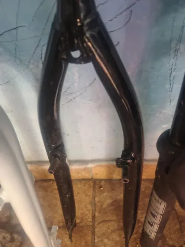 Vendo 3 garfos para bike  um com amortecedor, dois rígidos , um standart e os dois headset