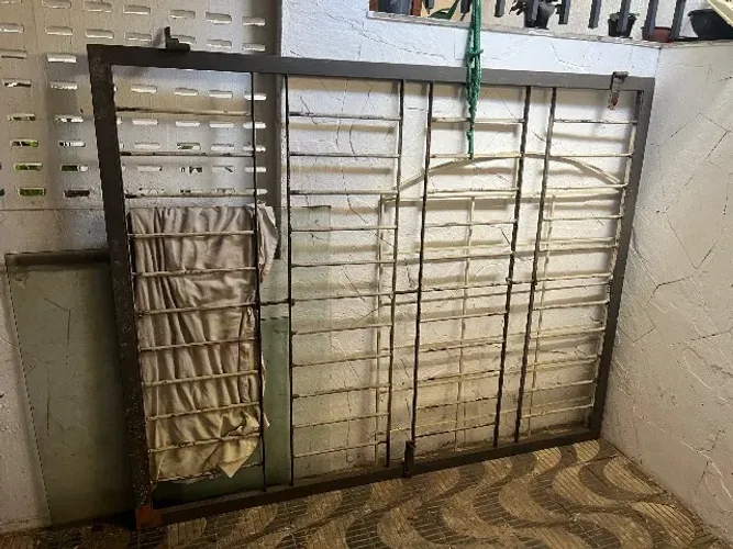 Vende se portão de grade de ferro