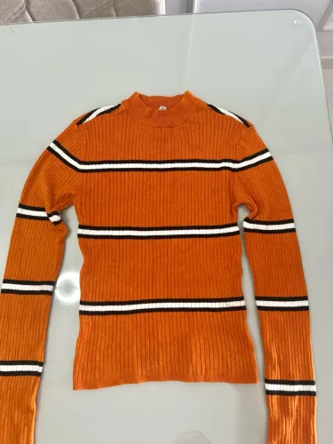 Suéter laranja com listras