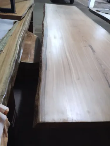 Mesa de Madeira Maciça pequi  medindo 3.25 de comprimento 