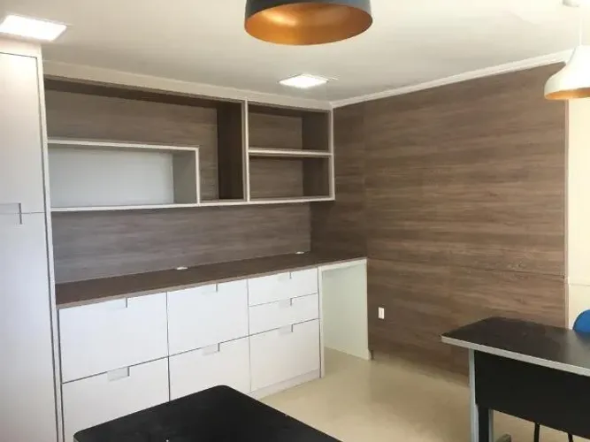 Salas comerciais em prédio novo no bairro Extensão do Bosque com elevador