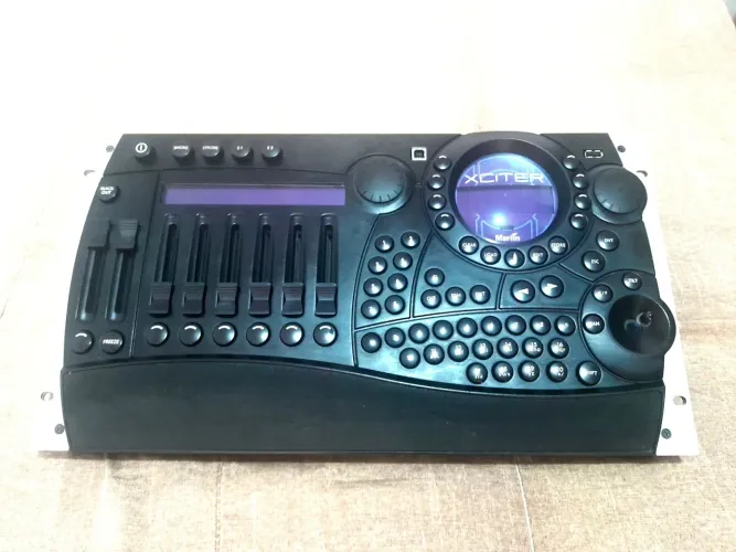 Mesa de iluminação Martin Xciter