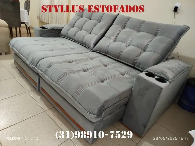 Sofá Estofado Cinza com Porta Copos - Conforto e Elegância