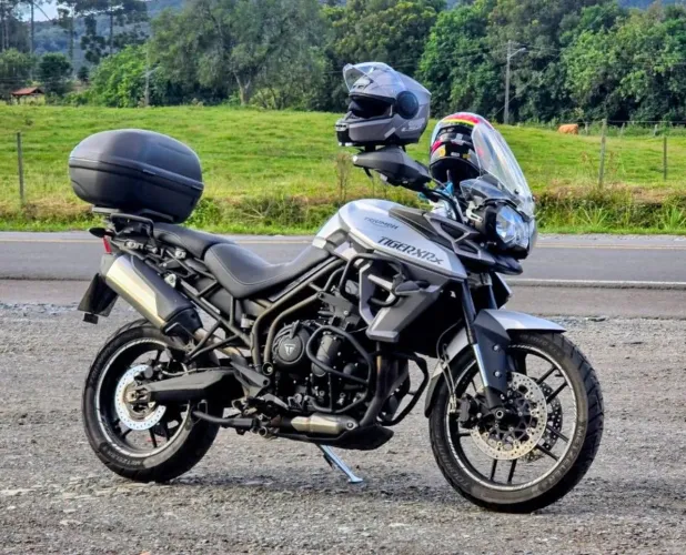 TRIUMPH 800 XRX - Para quem ama estrada sem cansar