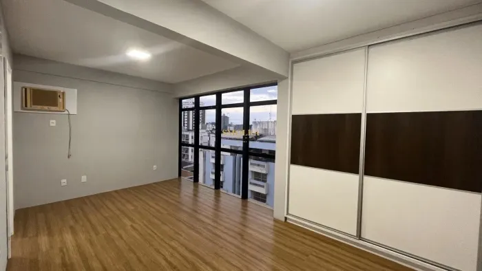 Sala Comercial no Kobrasol, com três ambientes em excelente locailzaização