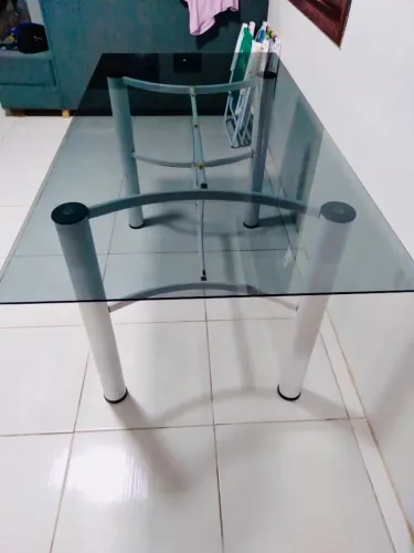 Mesa de vidro temperado para 6 lugares ótimo estado